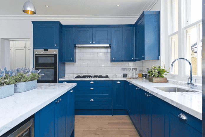 ภายในห้องครัวสีฟ้าและสีขาว