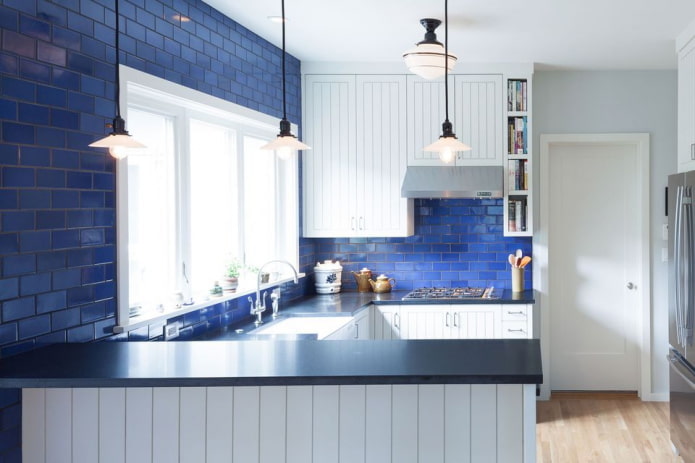 konyha belső kék és fehér
