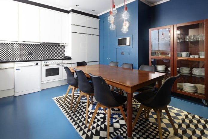 Essbereich im Inneren der Küche in Blautönen