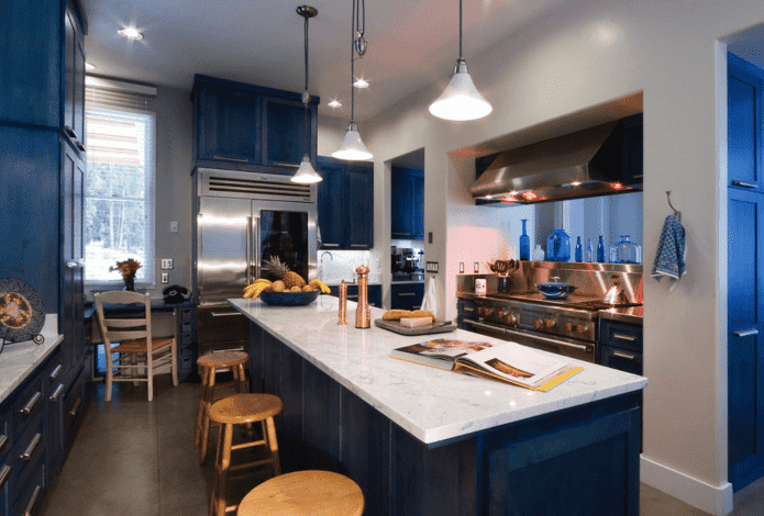 พื้นที่ทำงานภายในห้องครัวในโทนสีน้ำเงิน