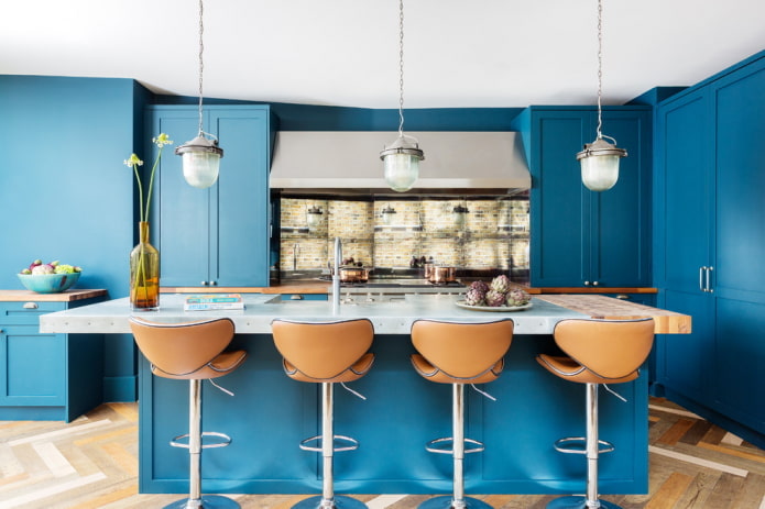 Dekor und Beleuchtung im Inneren der Küche in Blautönen