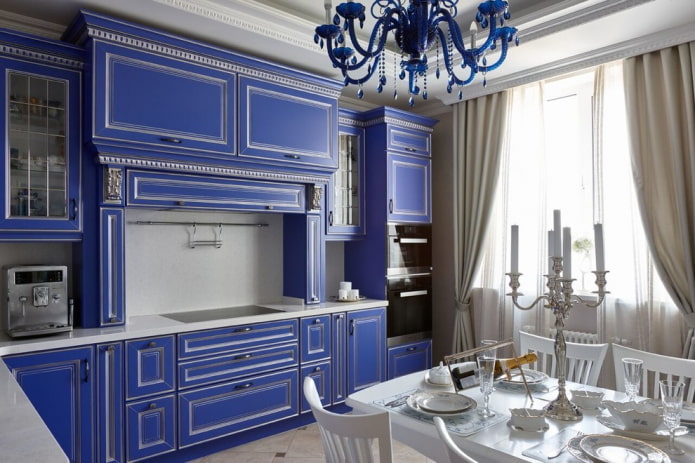 Küche in Blautönen im klassischen Stil