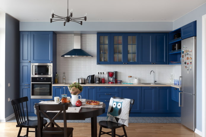 Essbereich im Inneren der Küche in Blautönen