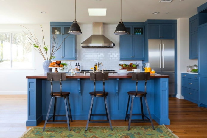 konyha kék árnyalatokkal, skandináv stílusban