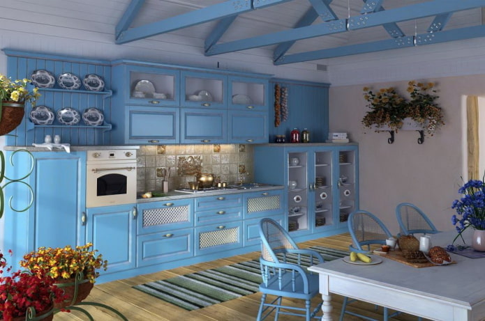 Küche in Blautönen im Provence-Stil