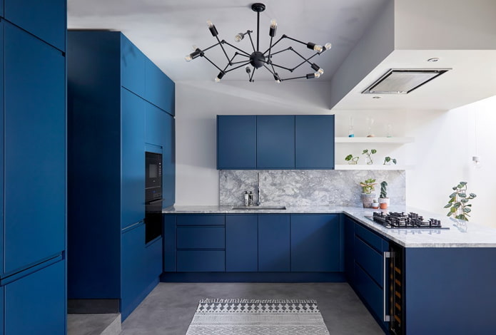 konyha lakberendezése kék színben