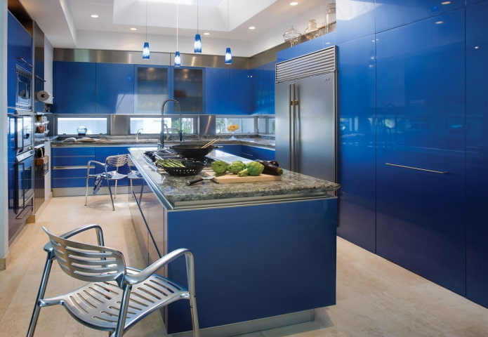 konyha lakberendezése kék színben