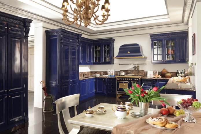 konyha kék színben, klasszikus stílusban