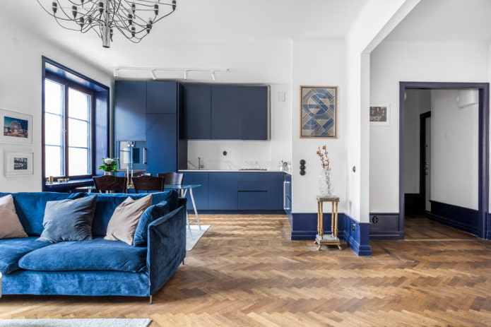 a konyha-nappali belső tere kék színben