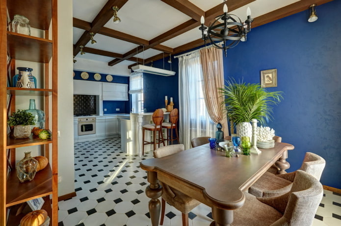Dekor und Beleuchtung im Inneren der Küche in Blautönen
