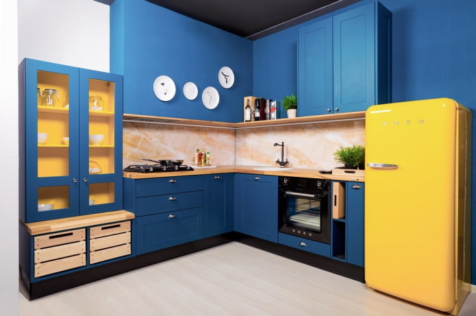 кухињски ентеријер у плавим тоновима са светлим акцентима