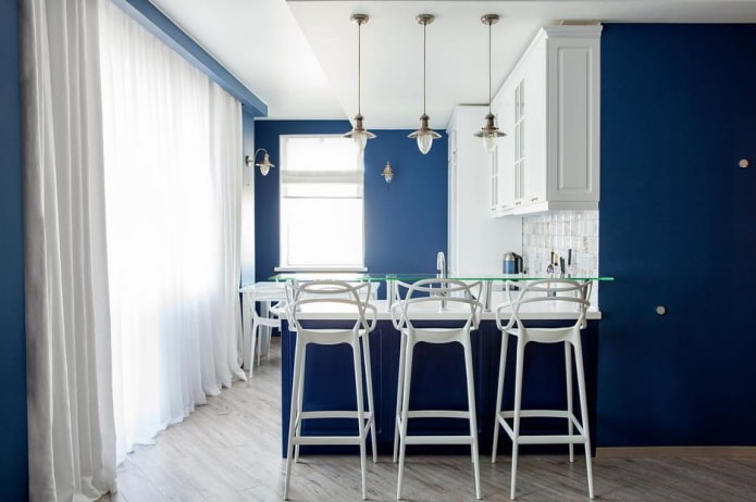 Textilien im Innenraum der Küche in Blautönen