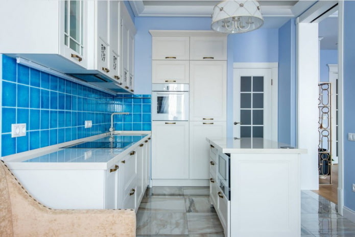кухињски ентеријер у плавим и плавим тоновима