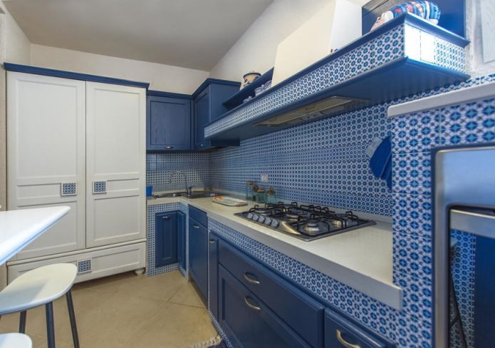 storage systems in the interior of the kitchen in blue tones