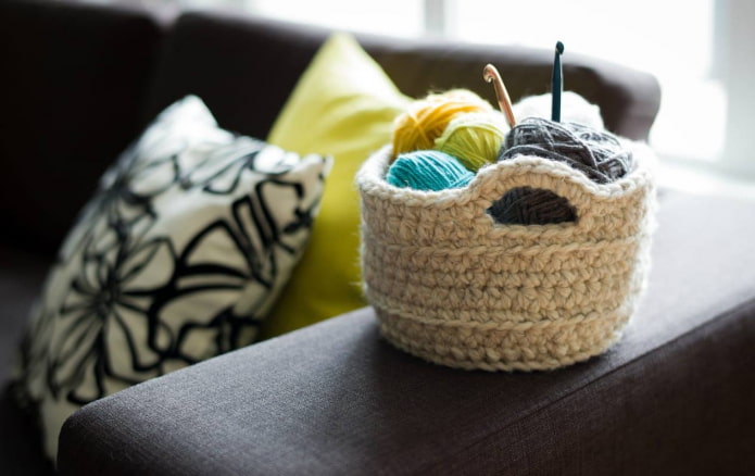 Crochet basket for needlework