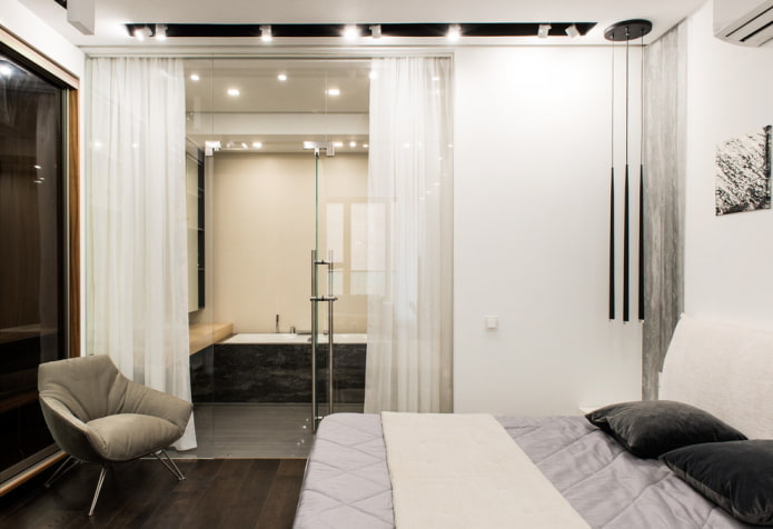 Badezimmer-Schlafzimmer mit Glastrennwand und Vorhang