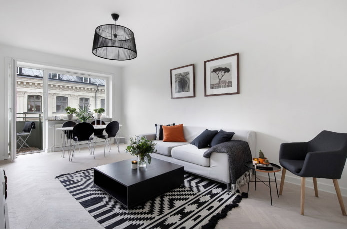 Beleuchtung und Dekoration im Wohnzimmer in Schwarz-Weiß