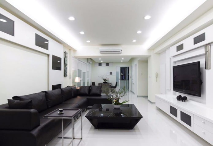 Beleuchtung und Dekoration im Wohnzimmer in Schwarz-Weiß