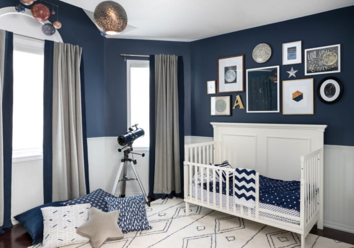 kék-fehér belső a gyermekszoba