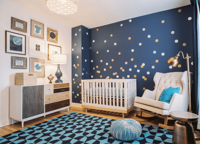 blau-weißes Interieur eines Kinderzimmers
