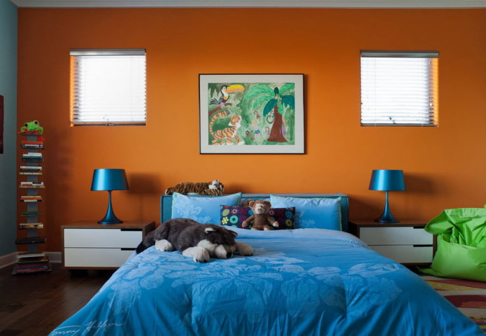 blau-oranges Interieur eines Kinderzimmers