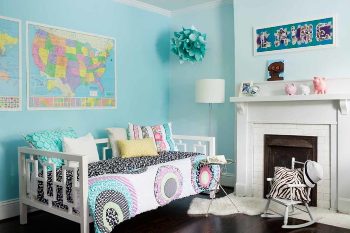 Textilien und Dekor im Inneren des Kinderzimmers in Blautönen