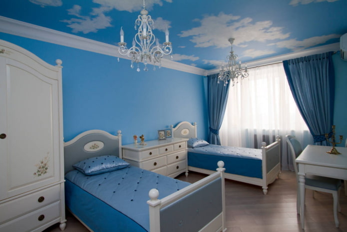 Dekoration im Inneren des Kinderzimmers in Blautönen