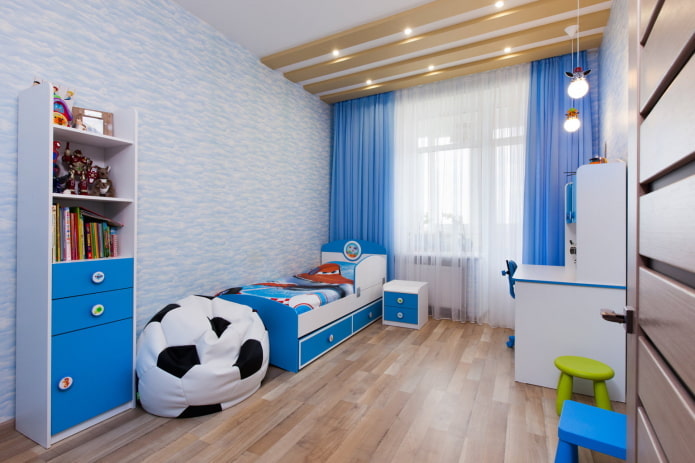 Einrichtung im Inneren des Kinderzimmers in Blautönen