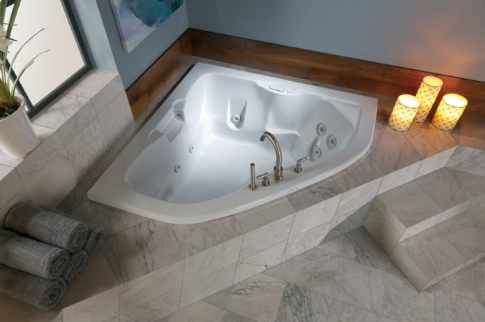 Symmetrical shaped bathtub