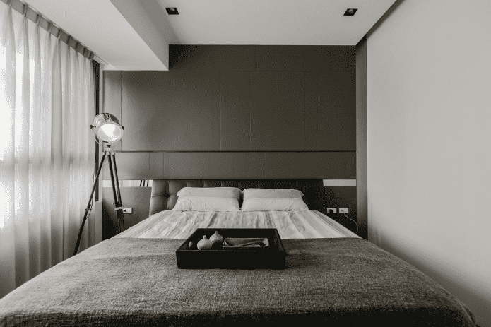 világítás a hálószoba belsejében, minimalista stílusban