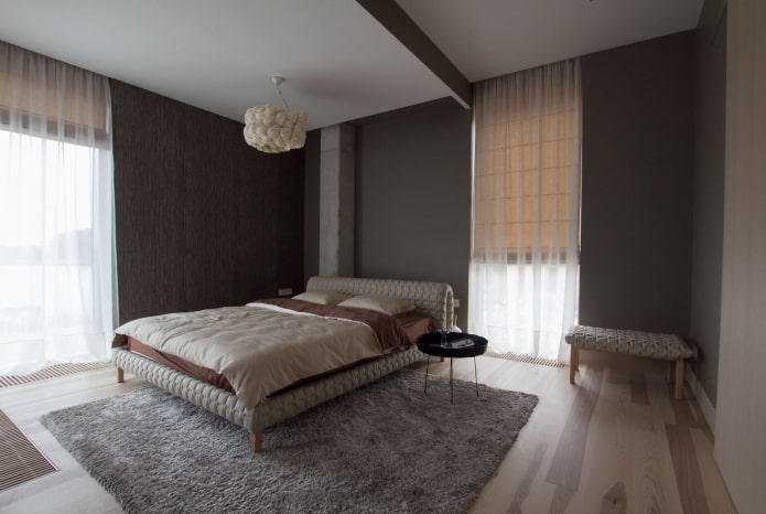 Textilien im Innenraum des Schlafzimmers im minimalistischen Stil