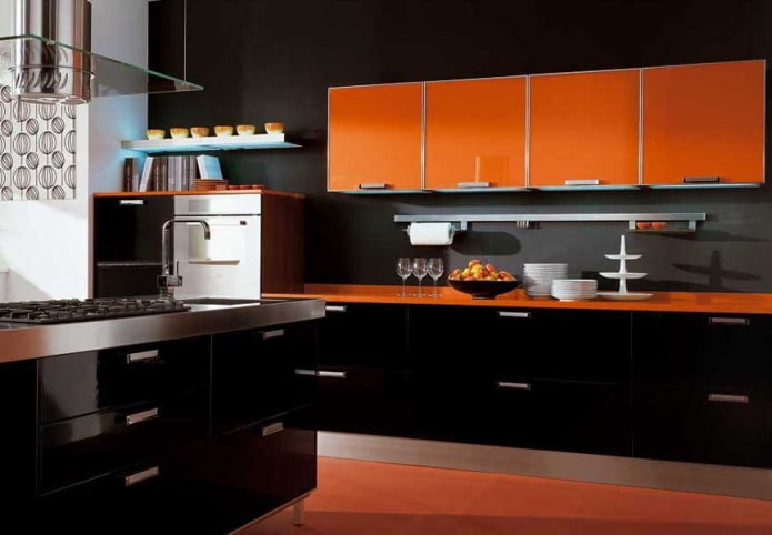 ภายในห้องครัวสีดำและสีส้ม