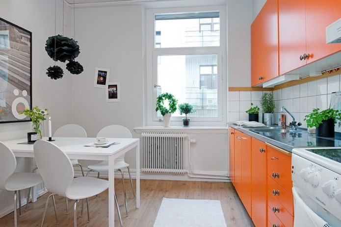 Kücheninterieur in Orange- und Weißtönen
