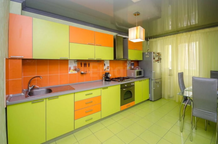 Kücheninterieur in Orange-Grüntönen