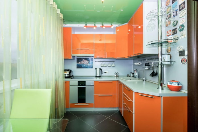 кухињски ентеријер у наранџасто-зеленим тоновима