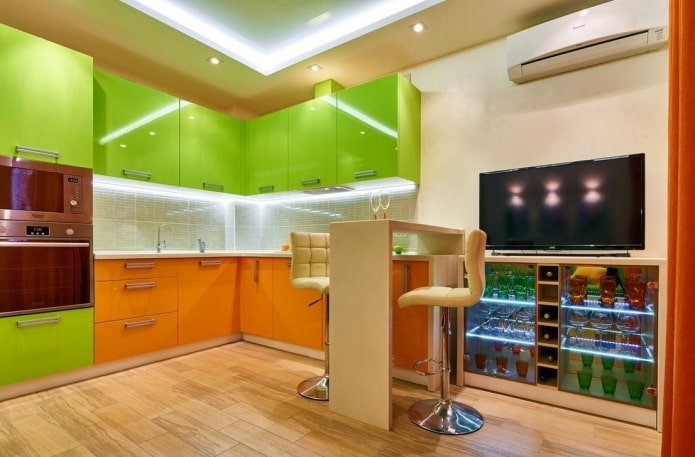 кухињски ентеријер у наранџасто-зеленим тоновима