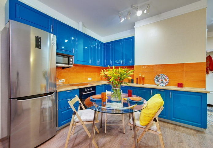 Kücheninterieur in Orange- und Blautönen