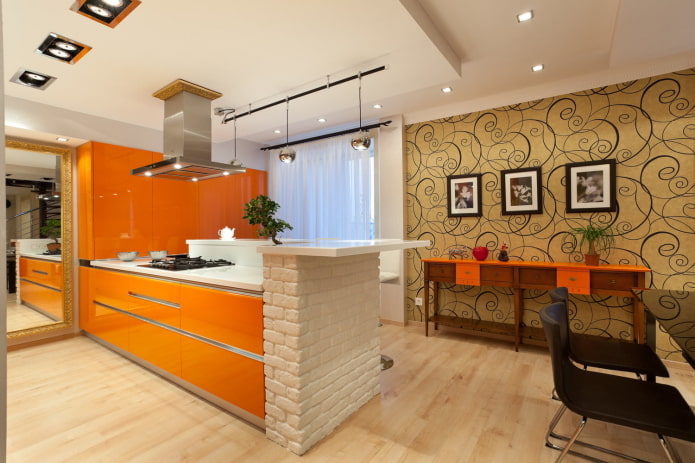 Tapete im Innenraum der Küche in Orangetönen