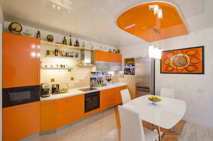 Dekor im Inneren der Küche in Orangetönen