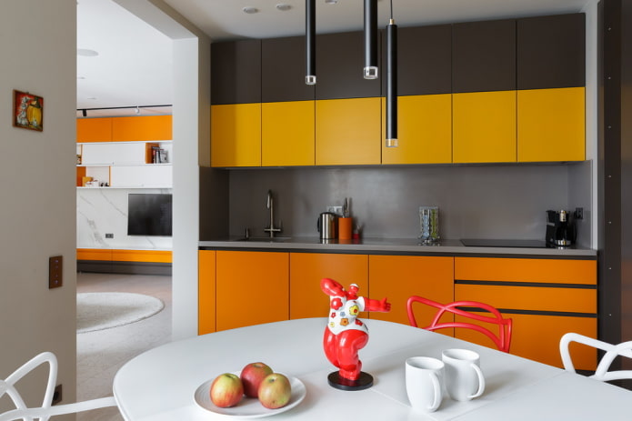 Dekor im Inneren der Küche in Orangetönen