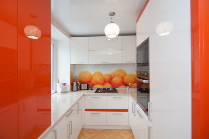 Schürze im Innenraum der Küche in Orangetönen