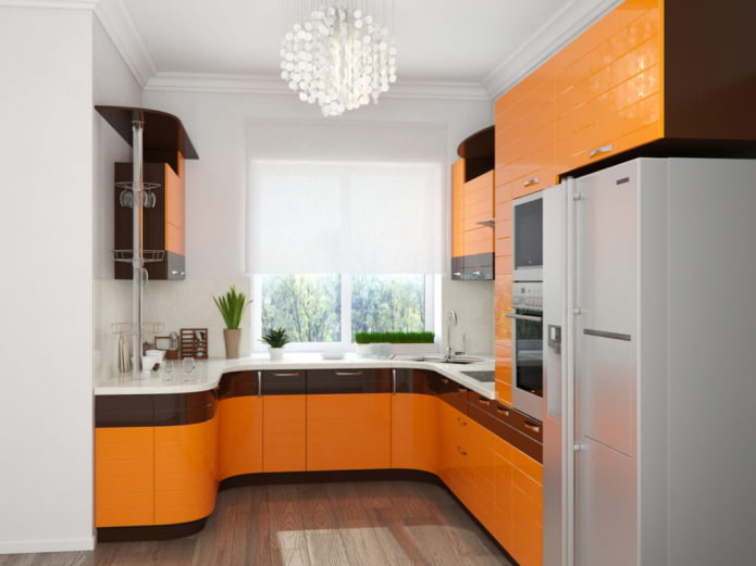 Vorhänge im Inneren der Küche in Orangetönen