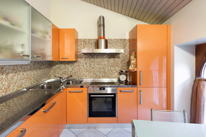 Schürze im Innenraum der Küche in Orangetönen