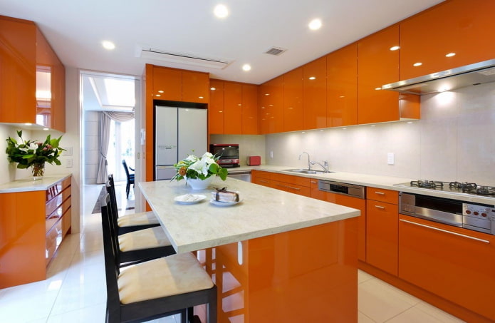 Arbeitsplatte im Inneren der Küche in Orangetönen