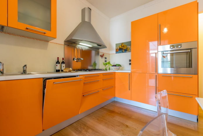 bútorok és készülékek a konyha belsejében, narancssárga színben