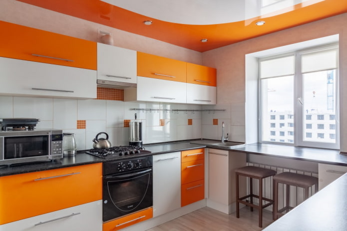függönyök a konyha belsejében narancssárga színben