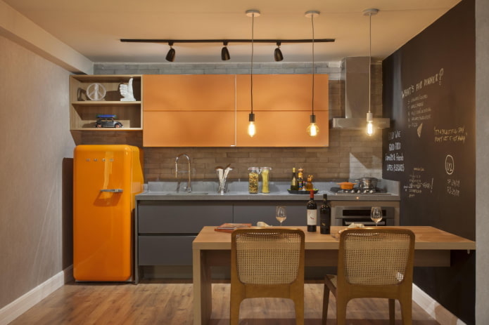 Kücheninterieur in grau-orange Farben