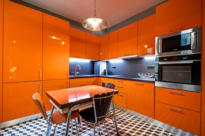 кухињски ентеријер у сиво-наранџастим бојама