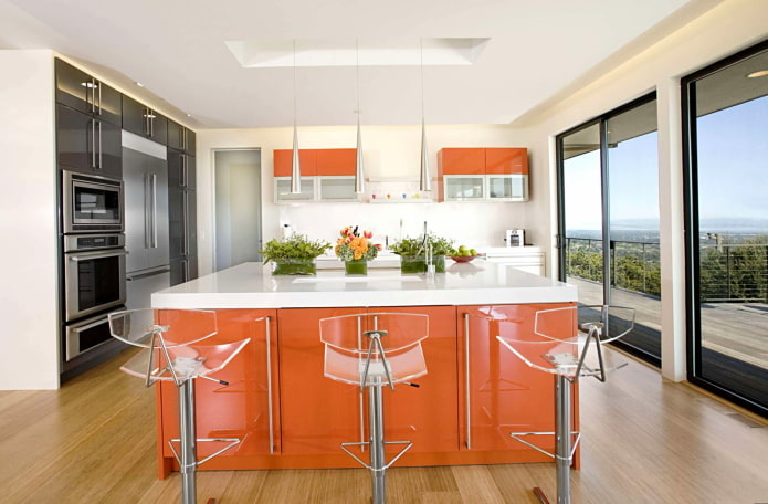 Möbel und Geräte im Inneren der Küche in Orangetönen