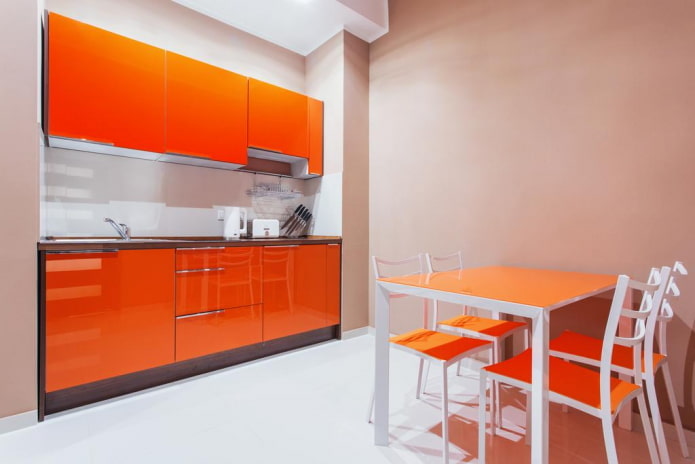 кухињски ентеријер у беж и наранџастим бојама